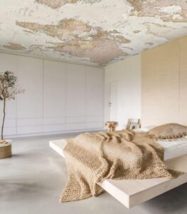Behang op plafond in de slaapkamer beige